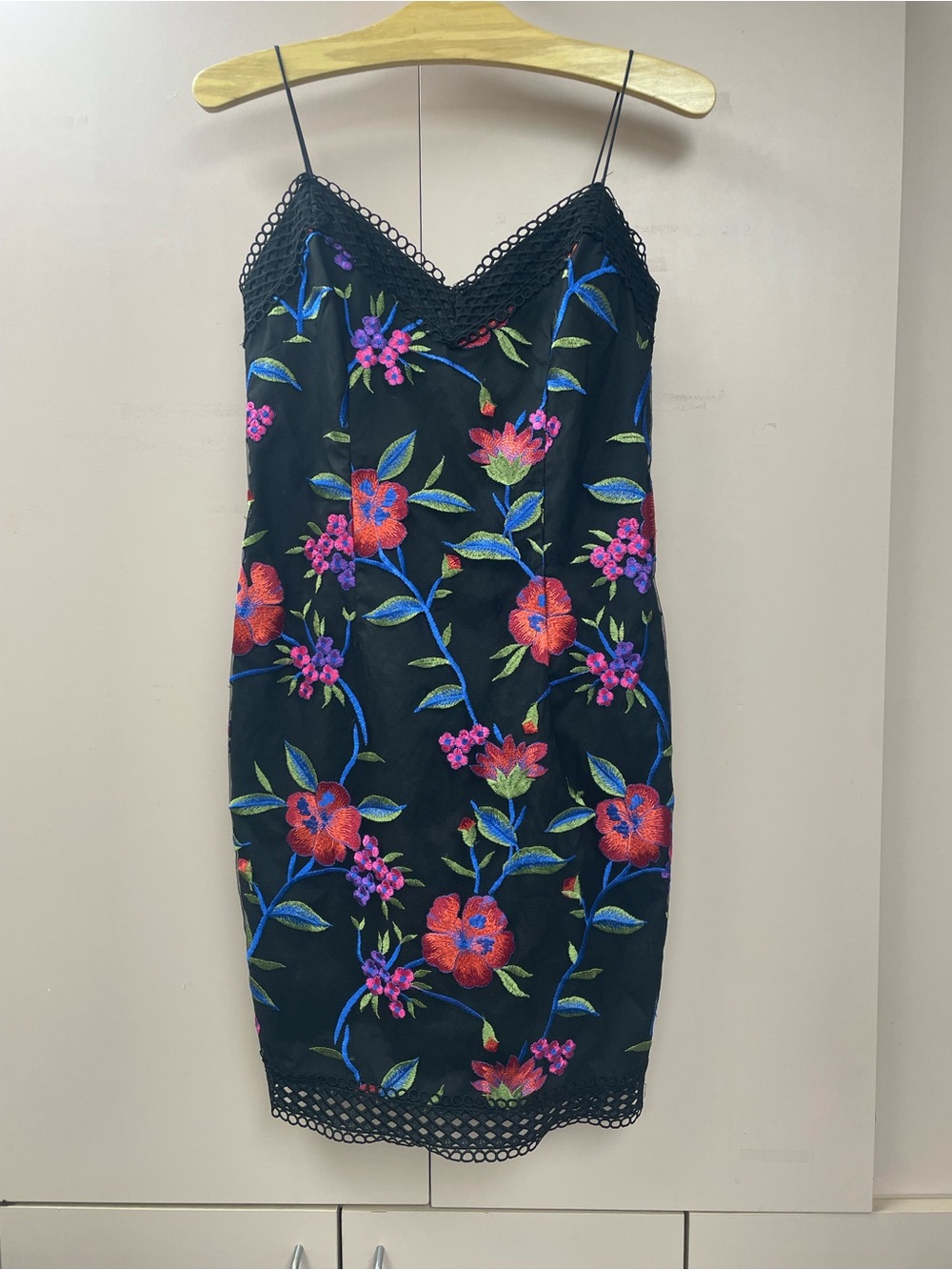 Aidan Mattox Floral Embroidered Black Sheath Cocktail Dress Size 4